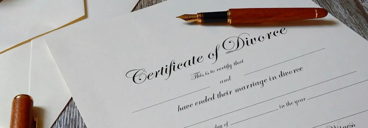 Certificato di divorzio da Pixabay https://pixabay.com/de/photos/scheidung-zertifikat-stift-papiere-5798968/