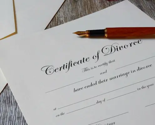 Certificato di divorzio da Pixabay https://pixabay.com/de/photos/scheidung-zertifikat-stift-papiere-5798968/