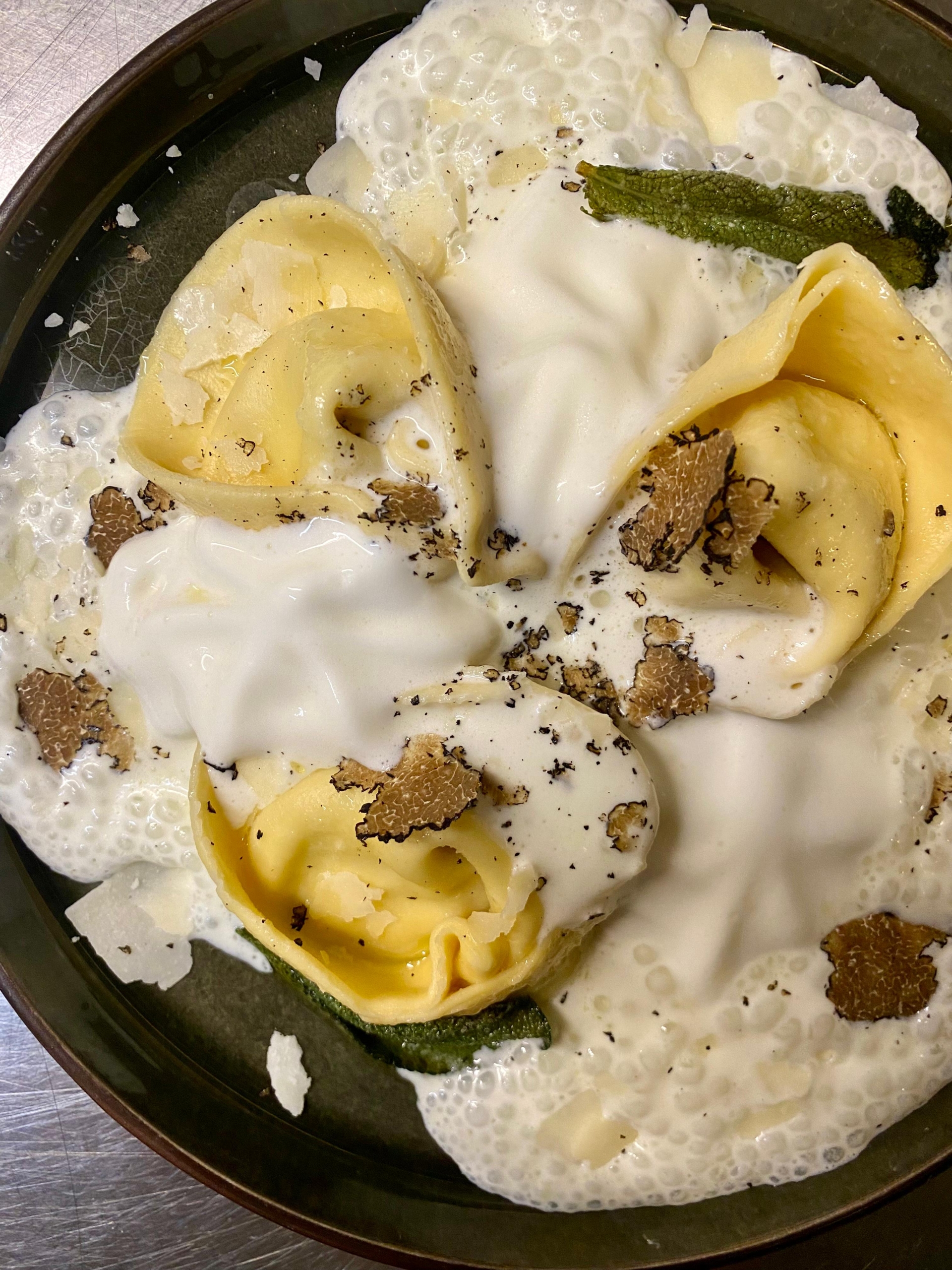 Tortelli fatti in casa con ricotta, tartufo e spuma di parmigiano, una delle due ricette offerte da Soulty a Friedrichshain