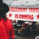 Donald Trump © Pexels Foto di Rosemary Ketchum: https://www.pexels.com/it-it/foto/persona-in-piedi-accanto-alla-tenda-a-baldacchino-1464194/