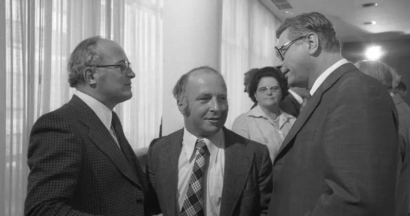 Il politico tedesco Peter Lorenz nel 1975 a Bonn, ritratto dopo il suo rapimento.
