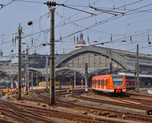 CC0 https://pixabay.com/de/photos/architektur-bahnhof-zug-geb%C3%A4ude-4095944/