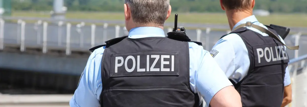 C0 https://pixabay.com/de/photos/polizei-polizisten-drau%C3%9Fen-4408788/