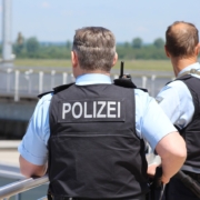 C0 https://pixabay.com/de/photos/polizei-polizisten-drau%C3%9Fen-4408788/