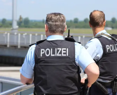 C0 https://pixabay.com/de/photos/polizei-polizisten-drau%C3%9Fen-4408788/