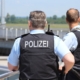 C0 https://pixabay.com/de/photos/polizei-polizisten-drau%C3%9Fen-4408788/