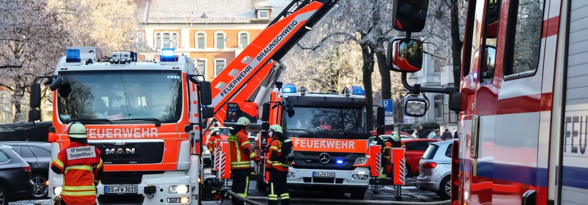 C0 https://pixabay.com/de/photos/feuerwehr-brand-feuer-polizei-7066584/