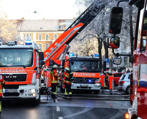C0 https://pixabay.com/de/photos/feuerwehr-brand-feuer-polizei-7066584/