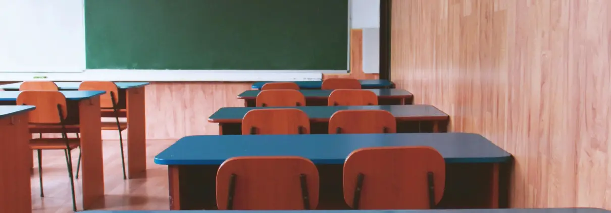 https://www.pexels.com/it-it/foto/foto-dell-aula-vuota-2675061/