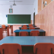 https://www.pexels.com/it-it/foto/foto-dell-aula-vuota-2675061/