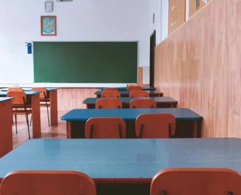 https://www.pexels.com/it-it/foto/foto-dell-aula-vuota-2675061/