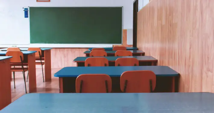 https://www.pexels.com/it-it/foto/foto-dell-aula-vuota-2675061/