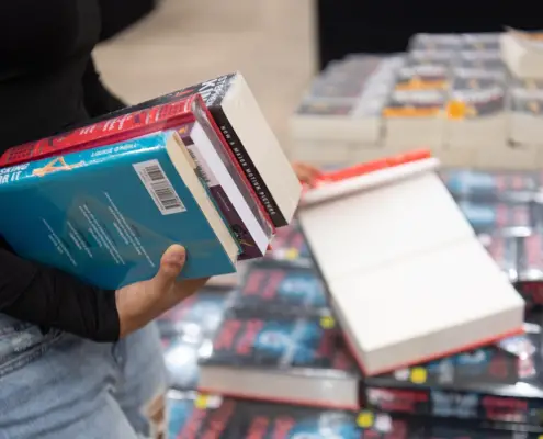 C0 https://pixabay.com/de/photos/b%C3%BCcher-buchmesse-messe-buchen-5053740/